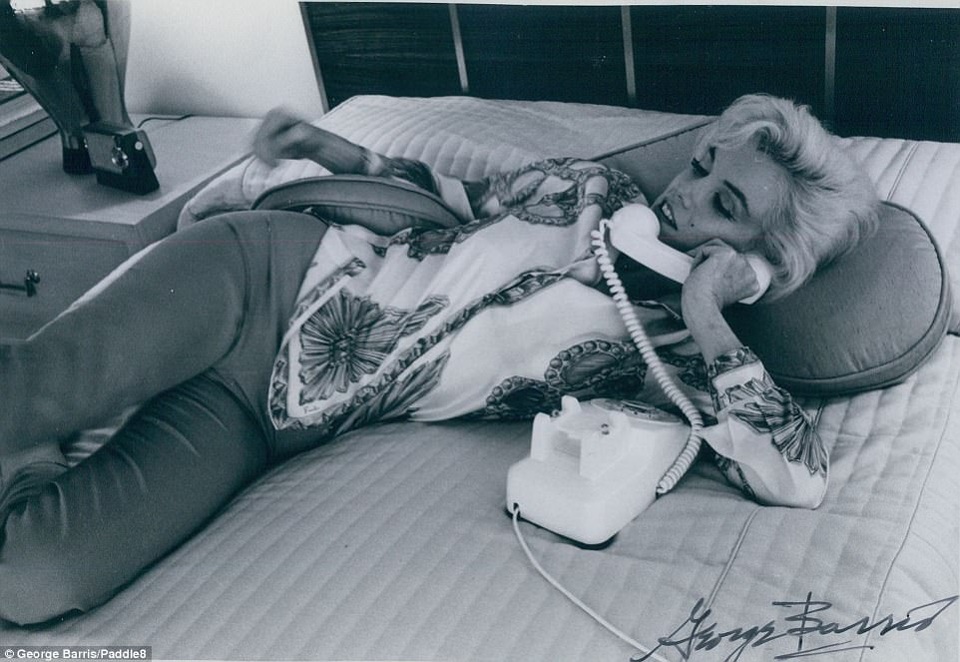 Marilyn Monroe đã để nhiếp ảnh gia George Barris tự do ra vào nhà mình trong vòng vài tuần hồi mùa hè năm 1962 để thực hiện bộ ảnh.