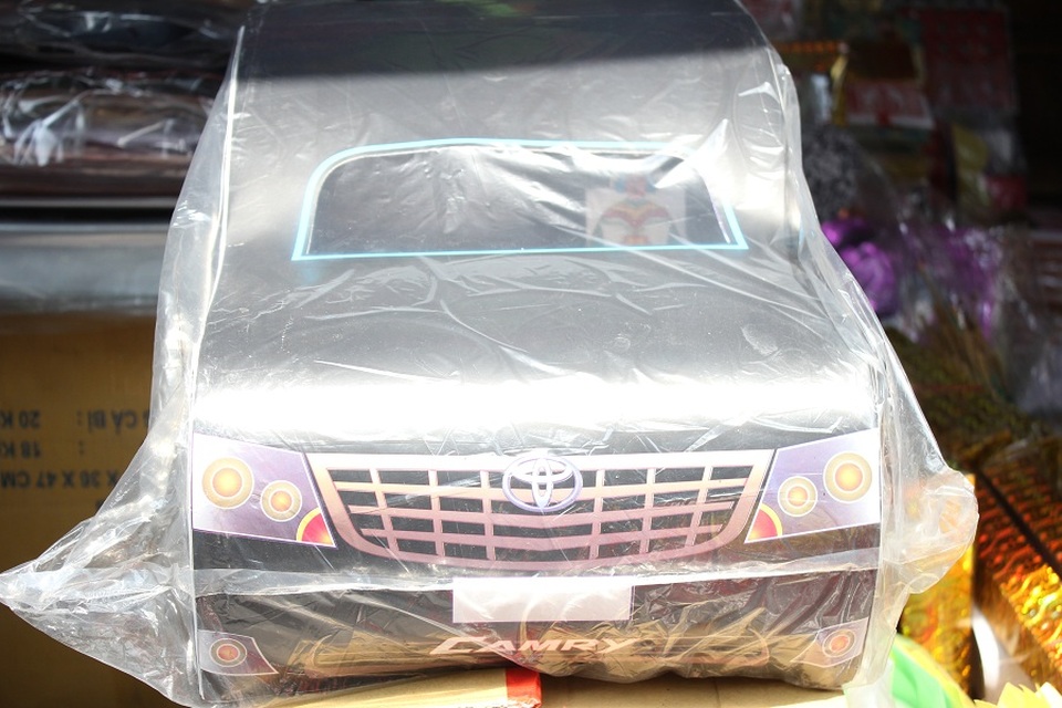 “Siêu xe hạng sang, biệt phủ dát vàng” chật kín phố Hàng Mã mùa Vu Lan - 3 Một chiếc xe Camry sang trọng được bày bán ở phố Hàng Mã