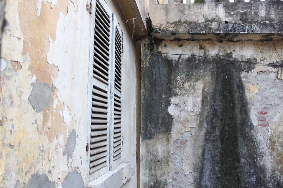 Khu nhà ở Thủ đô nứt toác, nghiêng ngả, chống đỡ bằng khung sắt - 12
Vết nứt lớn ở khu vực tường chịu lực của khu tập thể A7 Tân Mai.