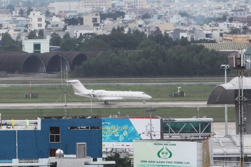 "Chuyên cơ tỷ phú" khắp thế giới tụ về Đà Nẵng dự APEC - 2
Khoảng 12h, một chiếc Gulfstream G450 khác mang số hiệu B8257 đáp xuống sân bay Đà Nẵng. Loại máy bay này trị giá khoảng hơn 40 triệu USD.