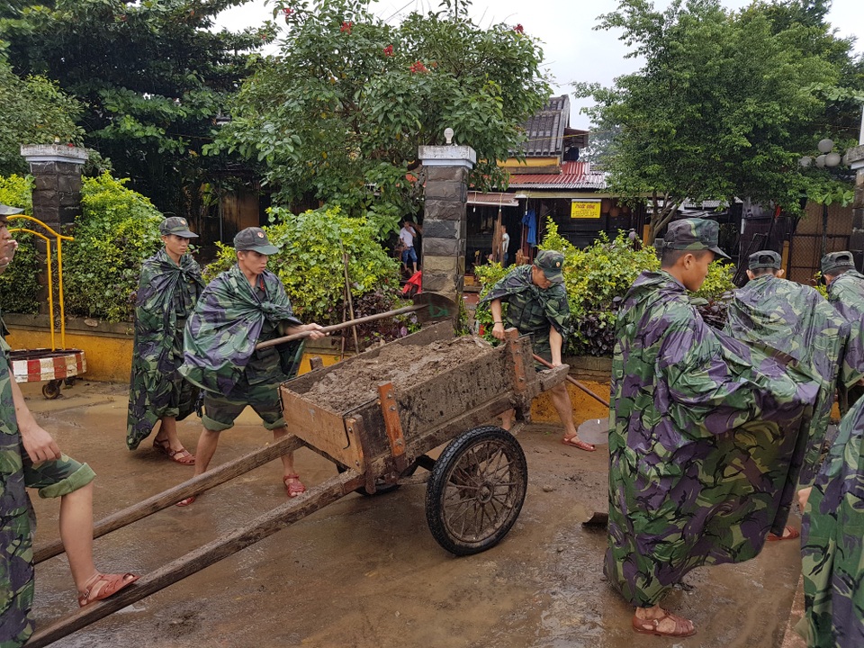 Hội An khẩn trương dọn dẹp sau mưa bão, chuẩn bị cho sự kiện APEC - 15 Trong sáng 8/11, đã có 300 quân thuộc Tỉnh đội Quảng Nam tham gia dọn dẹp vệ sinh môi trường