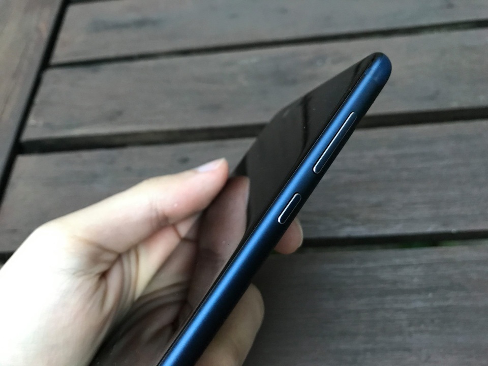 Nút tăng giảm âm lượng trên Nokia 5 cũng được thiết kế bo tròn, tạo cảm giác mềm mại.