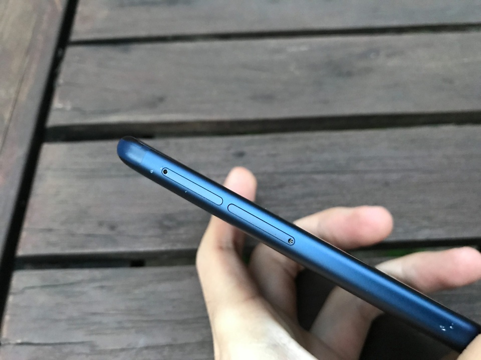 Ở cạnh trái là 2 khe cắm SIM tách biệt.