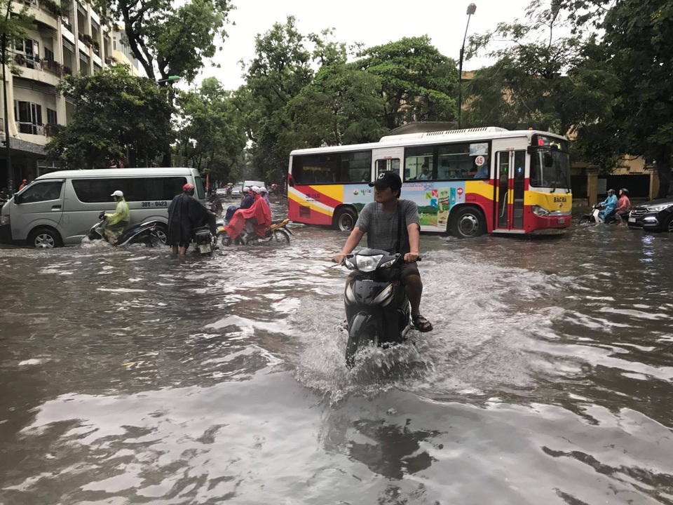 Hà Nội ngập, tắc nhiều nơi sau trận mưa lớn diện rộng - 7
9h sáng, mưa gần tạnh, nhiều tuyến đường ngập sâu.