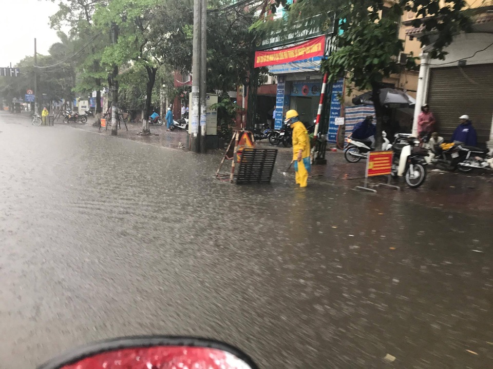 Hà Nội ngập, tắc nhiều nơi sau trận mưa lớn diện rộng - 2 Hà Nội ngập, tắc nhiều nơi sau trận mưa lớn diện rộng - 2