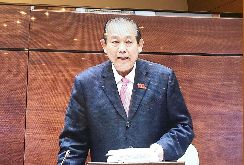 
Phó Thủ tướng Trương Hòa Bình trực tiếp trả lời chất vấn.
