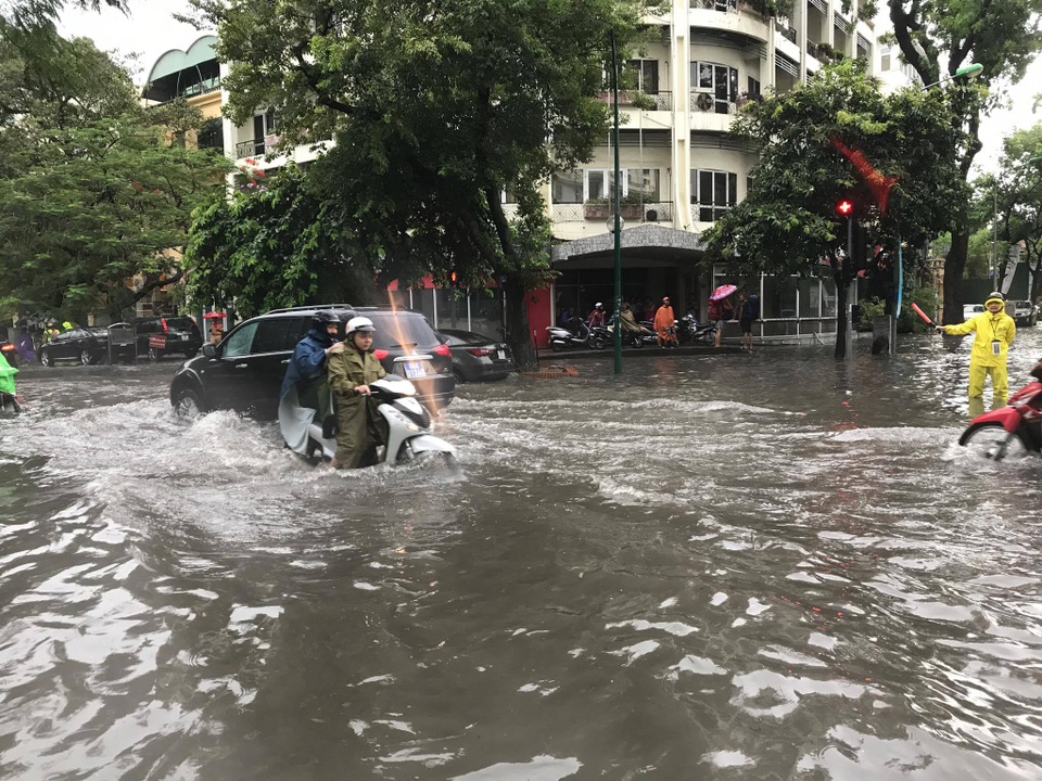 Hà Nội ngập, tắc nhiều nơi sau trận mưa lớn diện rộng - 10 Hà Nội ngập, tắc nhiều nơi sau trận mưa lớn diện rộng - 10