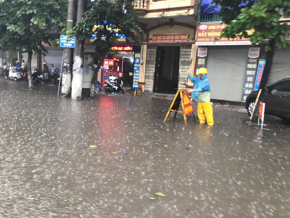 Hà Nội ngập, tắc nhiều nơi sau trận mưa lớn diện rộng - 3
Nhân viên công ty thoát nước đội mưa canh cống trên đường phố Hà Nội.