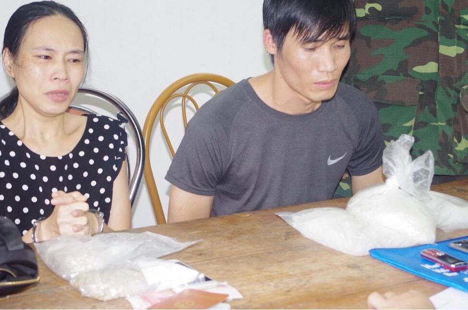 Bắt giữ cặp vợ chồng vận chuyển hơn 2 kg ma túy tổng hợp qua biên giới - 1 Cặp vợ chồng cũng tang vật vụ án (ảnh CTV)