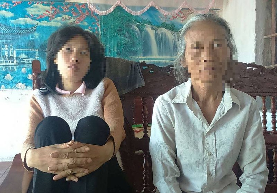 
Bà M cùng con gái của mình là chị L trình bày sự việc
