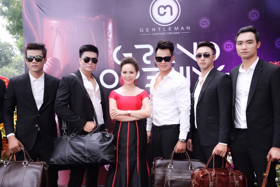 Gentleman khai trương cửa hàng thứ 3 tại Hà Nội - 2 Nữ hoàng hoa hồng Bùi Thị Thanh Hương – Chủ tịch thương hiệu cùng dàn mẫu nam tại sự kiện.