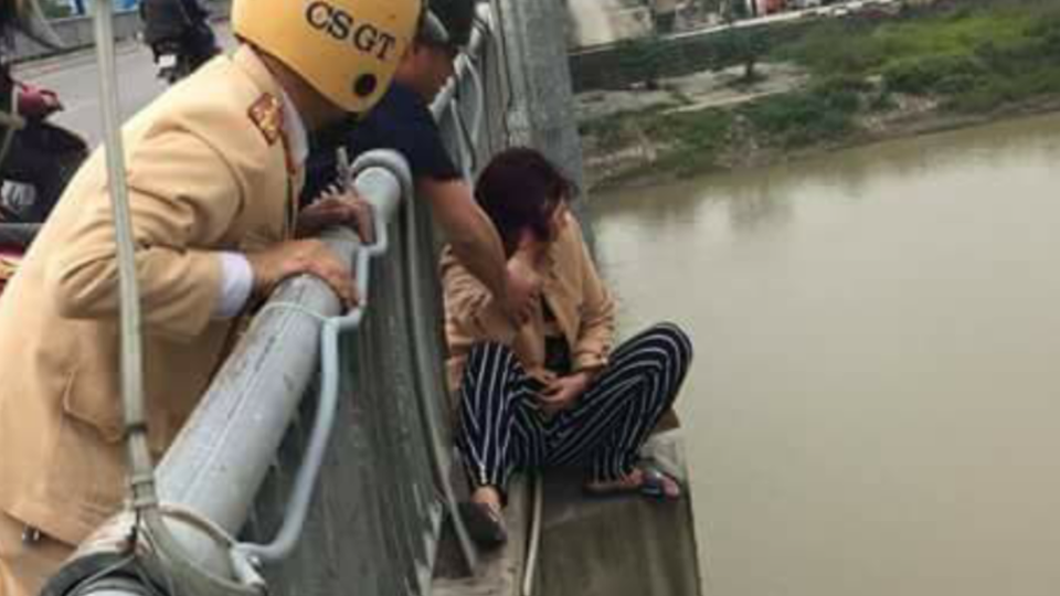 Chị N. đã trèo qua lan can cầu Bo có ý định nhảy xuống sông Trà Lý tự vẫn. Ảnh Phạm Thị Thu