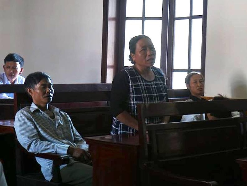 
Gia đình bị cáo Lê Văn Khánh tại phiên toà.
