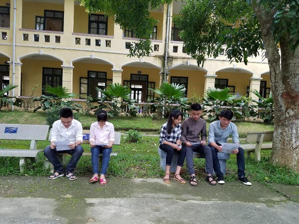 Nhiều thí sinh đến điểm thi từ mờ sáng - 3 Các thí sinh xem lại hồ sơ cá nhân trước khi bước vào môn thi đầu tiên tại điểm thi trường THPT Thường Xuân 2 (Ảnh: Duy Tuyên)