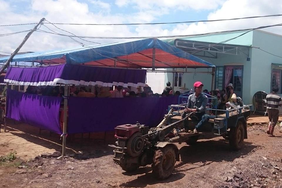 Gia đình lo hậu sự cho các nạn nhân vừa bị đuối nước ở Tu Tra, Đơn Dương