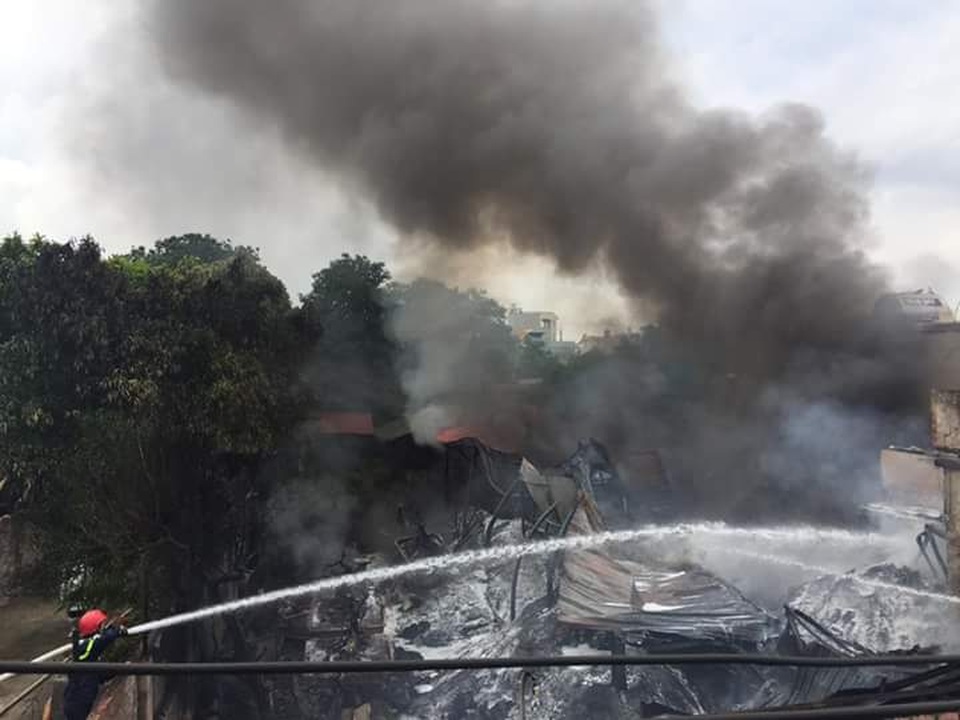 Hà Nội: Cháy lớn tại làng Triều Khúc - 2