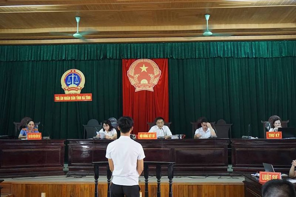 HĐXX tuyên án treo thay vì mức 18 tháng tù giam, Khánh và gia đình phản đối! - 9