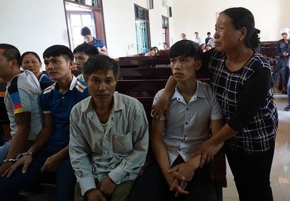 
Mẹ bị cáo ôm con khóc trong thời gian chờ HĐXX nghị án.
