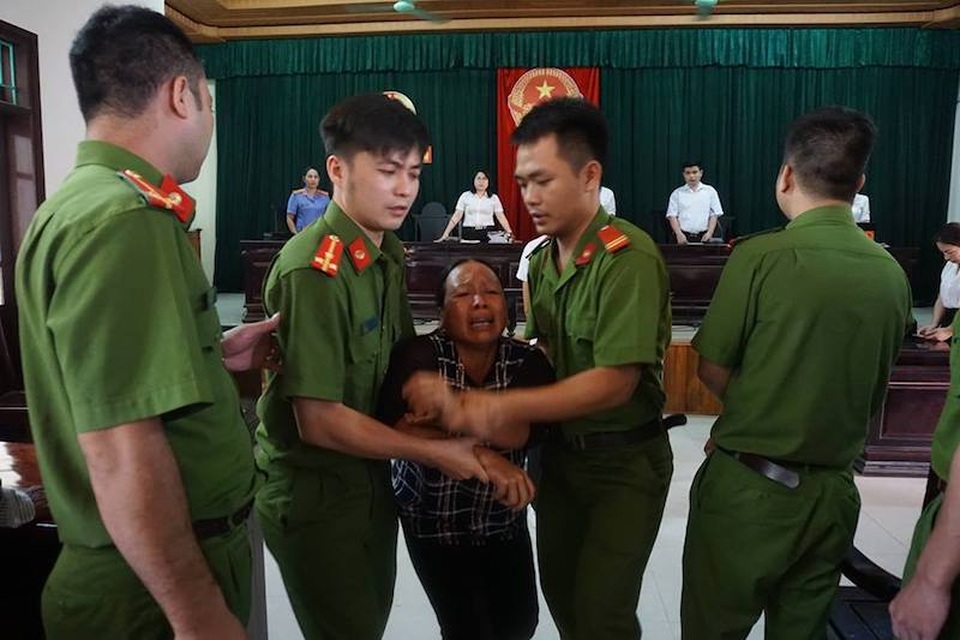 
Mẹ bị cáo Khánh oà khóc ào lên vành móng ngựa buộc lưc lượng hỗ trợ tư pháp phải đưa xuống để HĐXX làm việc.
