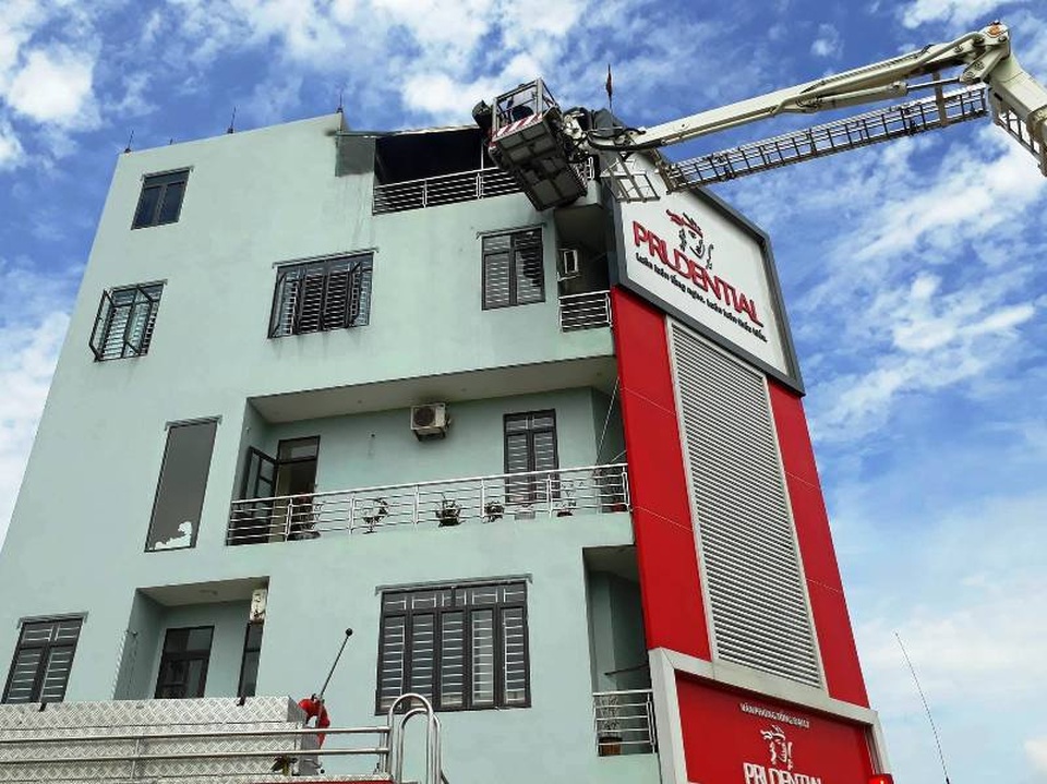 Cháy trên tầng thượng tòa nhà Prudential - 5 Ngọn lửa bốc cháy ở tầng thượng của tòa nhà (Ảnh: Tùng Anh)