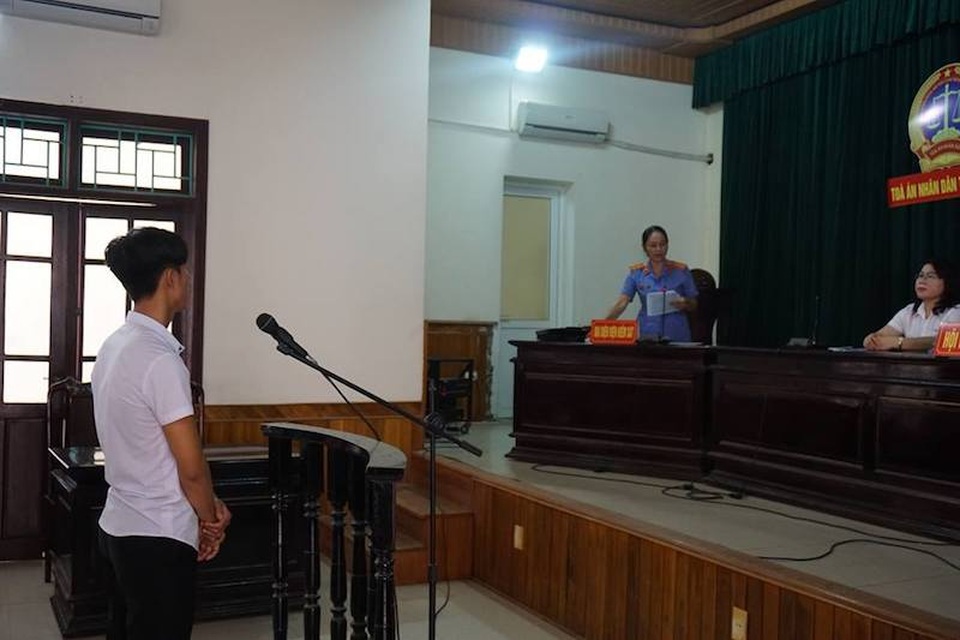 
Đại diện Viện đề nghị HĐXX sửa bản án sơ thẩm, cho bị cáo Lê Văn Khánh hưởng án treo.
