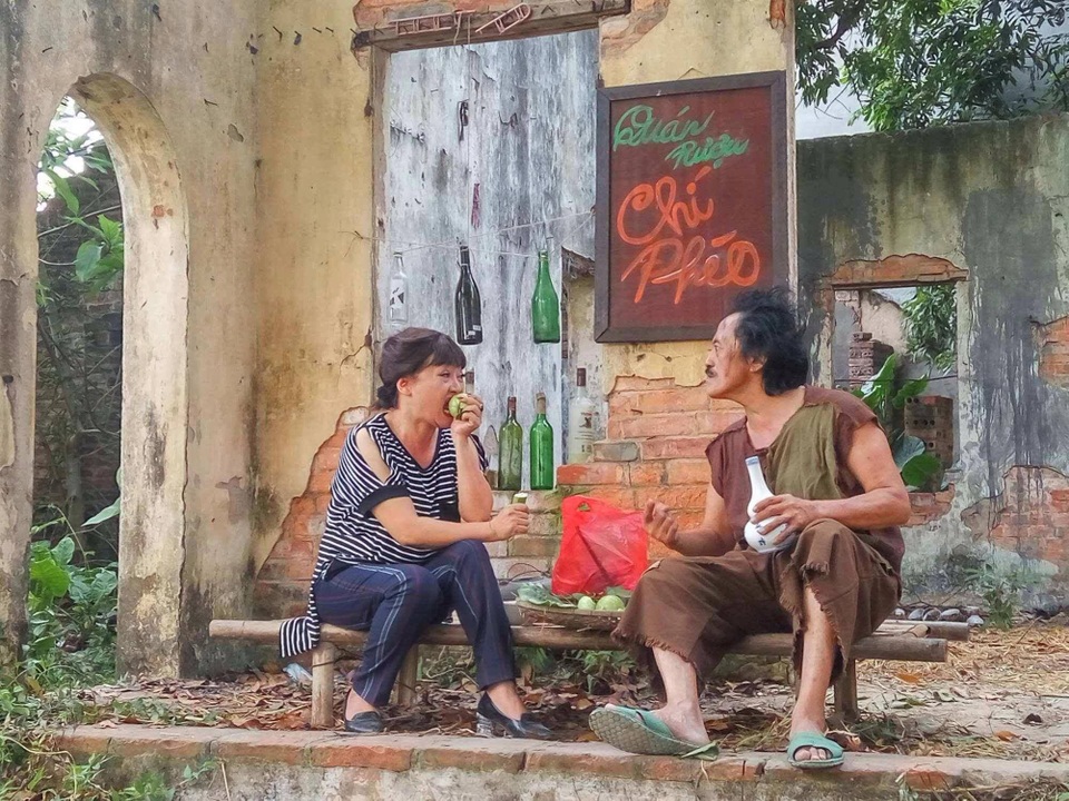 Nghệ sĩ Giang "còi" đóng Chí Phèo phiên bản mới - 3 Nghệ sĩ Giang còi và nghệ sĩ Trà My trong một cảnh quay