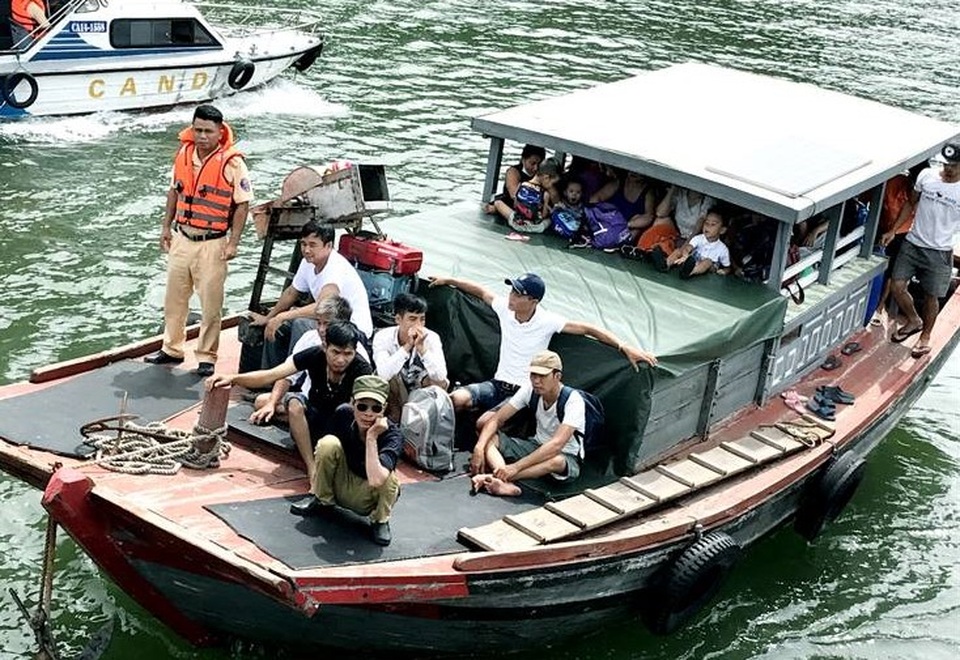 Tàu "nhiều không" chở 30 khách tham quan Vịnh Hạ Long - 1
Tàu không phép nhưng chở tới 30 khách tham quan Vịnh Hạ Long (ảnh CTV)