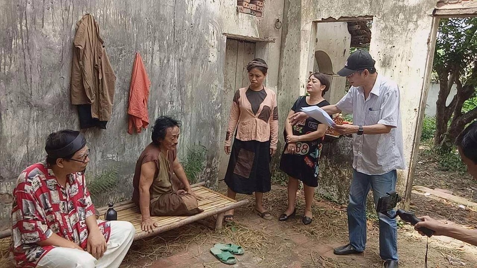 Nghệ sĩ Giang "còi" đóng Chí Phèo phiên bản mới - 5 Đạo diễn Phạm Đông Hồng đang chỉ đạo khi bước vào cảnh quay