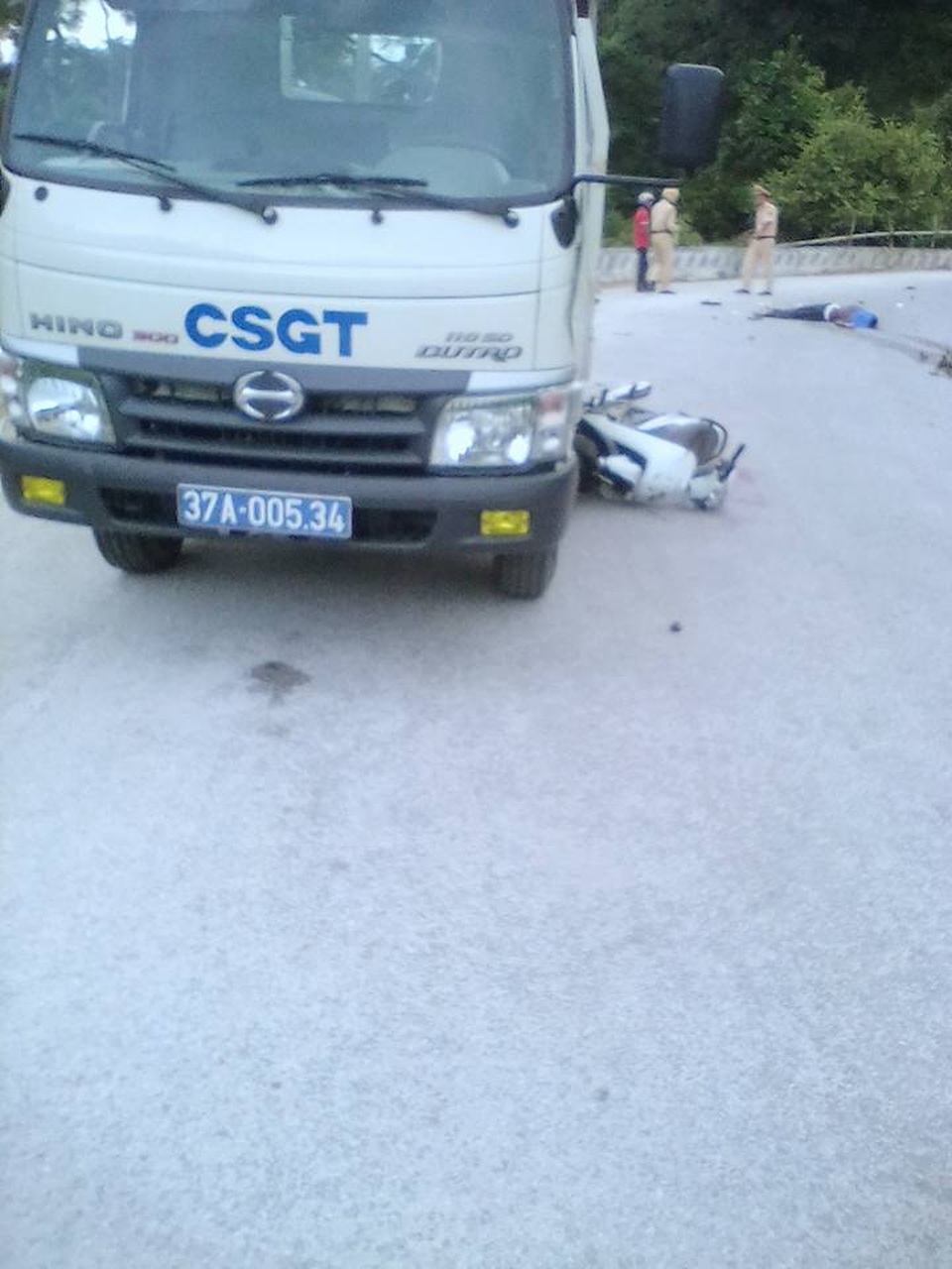 Húc vào xe CSGT, chồng tử nạn, vợ nhập viện - 1
Chiếc xe máy bị cuốn vào xe CSGT (Ảnh: Trần Phi Võ)