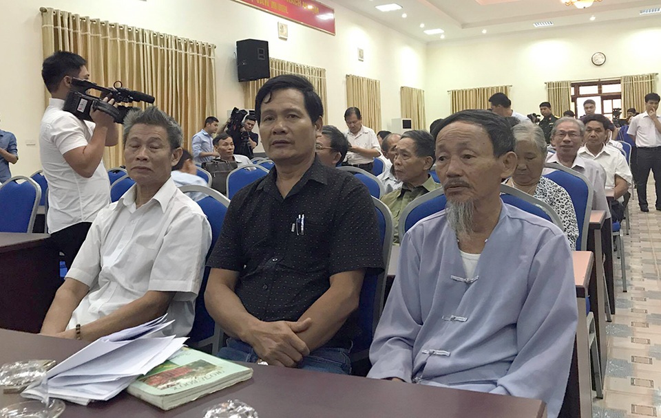 Công bố dự thảo kết quả thanh tra đất tại Đồng Tâm - 2 Người dân xã Đồng Tâm đến hội trường UBND huyện Mỹ Đức tham dự buổi công bố dự thảo kết quả thanh tra