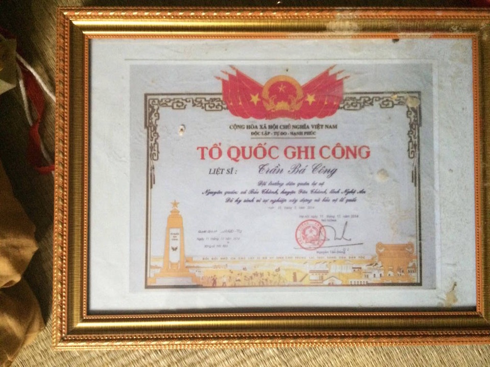Gian khó đường đến giảng đường của nữ sinh con liệt sỹ cứu rừng - 1
Trong lúc đi dập lửa cứu rừng, anh Trần Bá Công đã ngất xỉu trên đường xuống núi. Dù được đưa đi cấp cứu nhưng anh Công đã tử vong sau đó. Với hành động xả thân cứu rừng, anh Công được Chủ tịch nước Trương Tấn Sang truy tặng Huy chương dũng cảm và được Thủ tướng Nguyễn Tấn Dũng ký quyết định trao Bằng Tổ quốc ghi công.