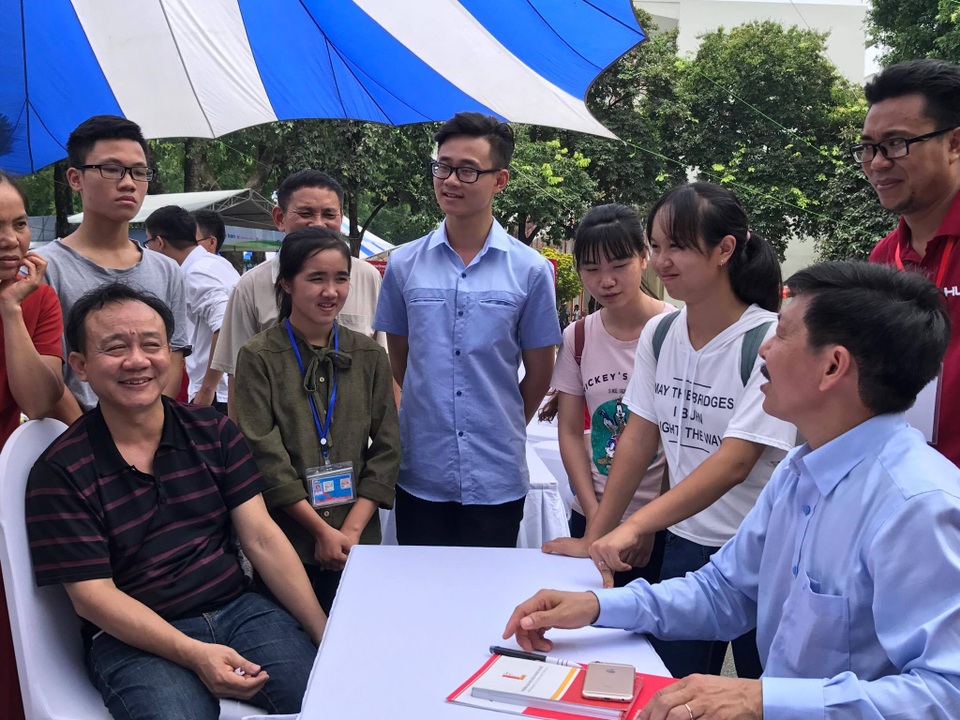 Trường ĐH Bách khoa Hà Nội: Dự kiến điểm chuẩn sẽ tăng mạnh - 2
PGS.TS Trần Văn Tớp đang tư vấn cho thí sinh và phụ huynh