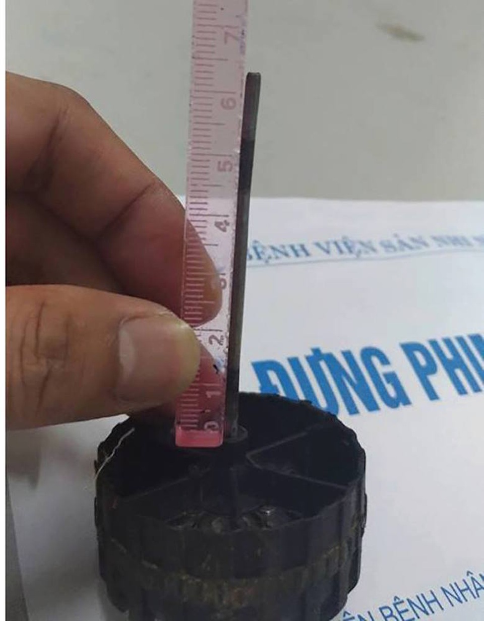 Thanh sắt dài 7cm của bánh xe đồ chơi được lấy ra.