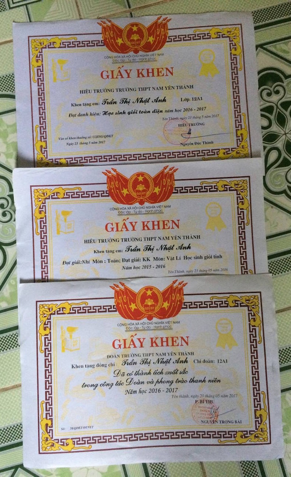 Gian khó đường đến giảng đường của nữ sinh con liệt sỹ cứu rừng - 5 Từ lớp 1 đến lớp 12, Nhật Anh luôn là học sinh giỏi toàn diện và đạt được nhiều giải cao trong các kỳ thi học sinh giỏi huyện, tỉnh như: Giải Nhì môn Toán và giải Khuyến khích Vật Lý cấp tỉnh năm lớp 11. (Ảnh: Nguyễn Tú)