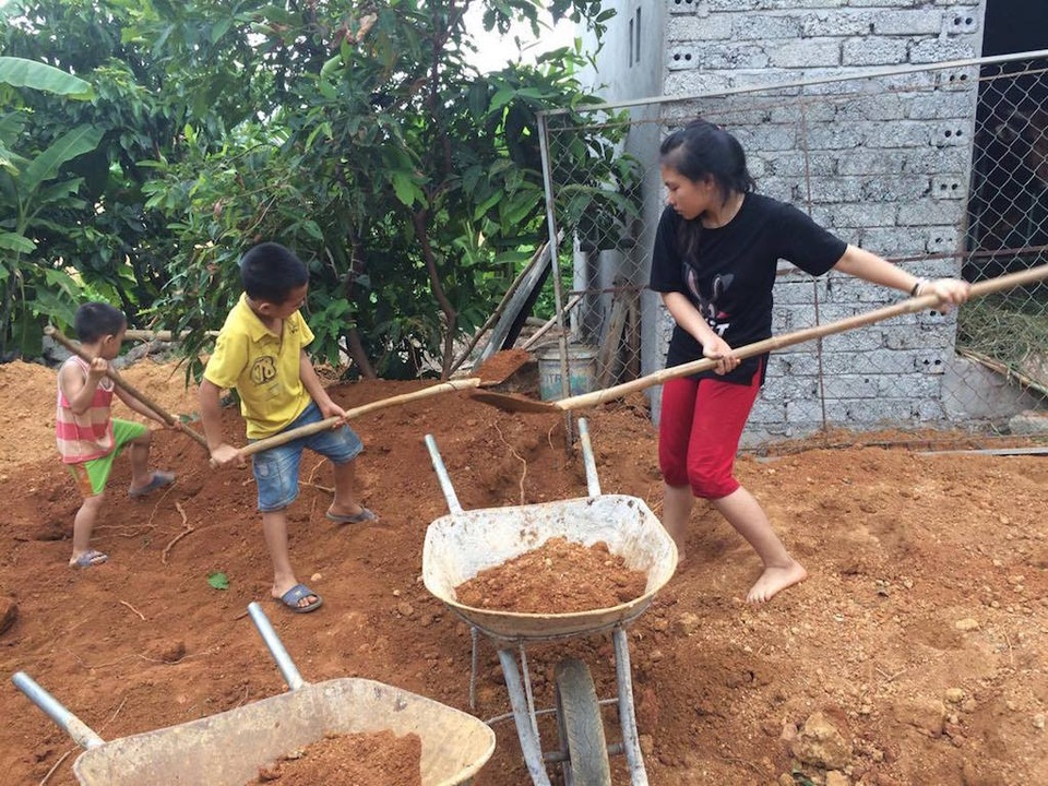 Gian khó đường đến giảng đường của nữ sinh con liệt sỹ cứu rừng - 6 Em gái và em trai Nhật Anh hằng ngày vẫn miệt mài vừa đi học vừa làm việc giúp mẹ. (Ảnh: Nguyễn Tú)