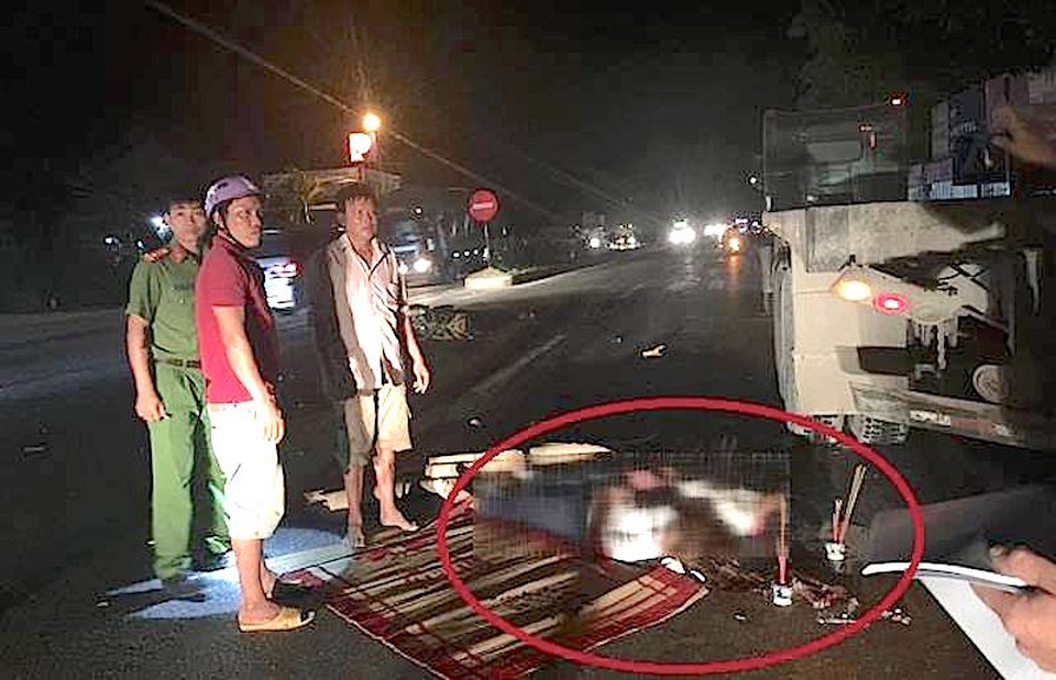 Lao vào đuôi xe đầu kéo, 3 người thương vong - 1 Hiện trường vụ tai nạn làm 2 người chết, 1 người bị thương trên quốc lộ 1A vào đêm 9/7.