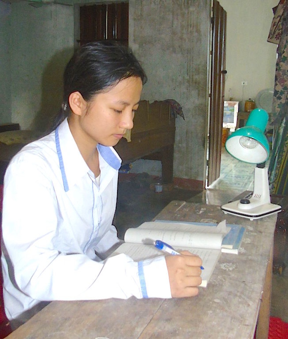 Gian khó đường đến giảng đường của nữ sinh con liệt sỹ cứu rừng - 3
Ngoài giờ đi học, Nhật Anh rất siêng năng cần cù, chịu khó. (Ảnh: Tiến Dũng)