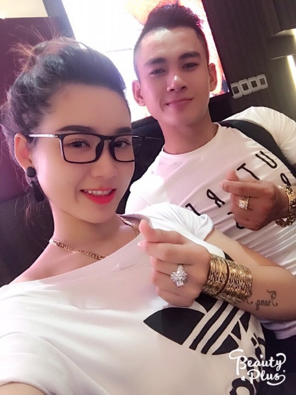 Clip cặp vợ chồng trẻ "chia tài sản chứ không chia tay" hút triệu lượt xem - 2 Clip cặp vợ chồng trẻ "chia tài sản chứ không chia tay" hút triệu lượt xem - 2
