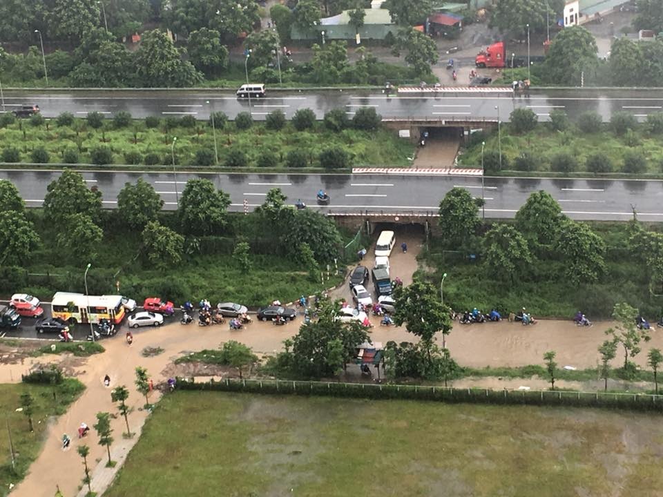 Hàng nghìn người vật vã "lội sông" trên đại lộ hiện đại nhất Việt Nam - 1 Cơn mưa lớn rạng sáng ngày 13/7, đã khiến cho nhiều đoạn đường ở Hà Nội ngập nặng. Tại nút giao Thiên Đường Bảo Sơn với Đại lộ Thăng Long đến khoảng 10h sáng vẫn trong tình trạng ngập úng nghiêm trọng. Hàng đoàn ô tô, xe máy xếp hàng dài khoảng 2km, nối đuôi nhau trên đại lộ. Việc đi lại của người dân gặp nhiều khó khăn.
