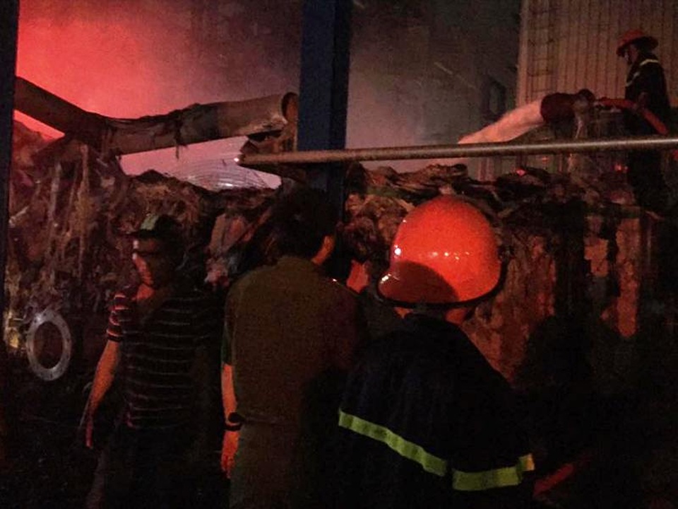 Nhà máy dầu ăn bốc cháy, 5 tòa tháp làm mát bị thiêu rụi - 2 Nhà máy dầu ăn bốc cháy, 5 tòa tháp làm mát bị thiêu rụi - 2