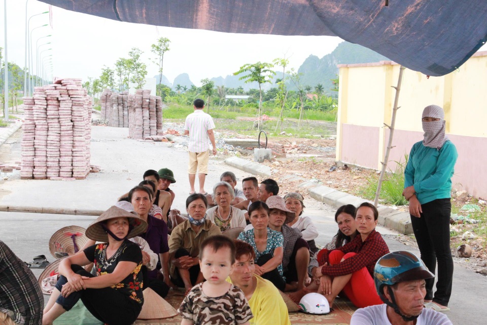 Bức xúc, hàng trăm người dân lập chốt ngăn xe vào bãi rác