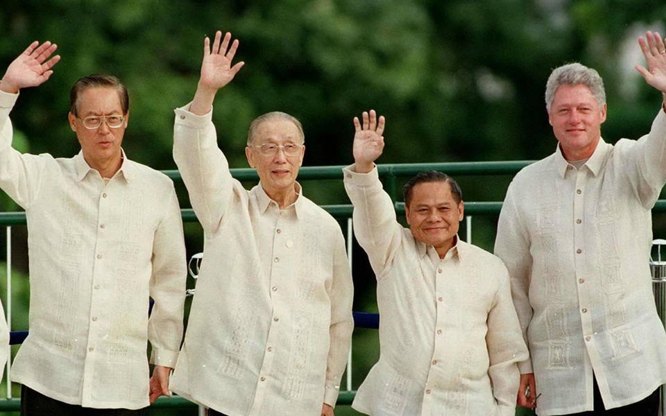 Ấn tượng trang phục truyền thống các chủ nhà APEC - 2 Năm 1996, các nhà lãnh đạo APEC mặt trang phục truyền thống “barong tagalog” của nước chủ nhà Philippines. Bộ trang phục này có thiết kế đơn giản với áo sơ mi trắng không cà vạt. Bức ảnh lưu niệm được chụp tại vịnh Subic, phía tây thủ đô Manila. (Ảnh: AP)