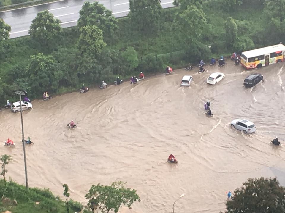 Hàng nghìn người vật vã "lội sông" trên đại lộ hiện đại nhất Việt Nam - 11 Theo phản ánh của người dân, nhiều hầm dân sinh trên Đại lộ Thăng Long thường xuyên rơi vào cảnh ngập úng mỗi khi trời mưa to. Tình trạng này kéo dài đã gây ảnh hưởng không nhỏ đến cuộc sống và sinh hoạt của người dân sống ở khu vực này.