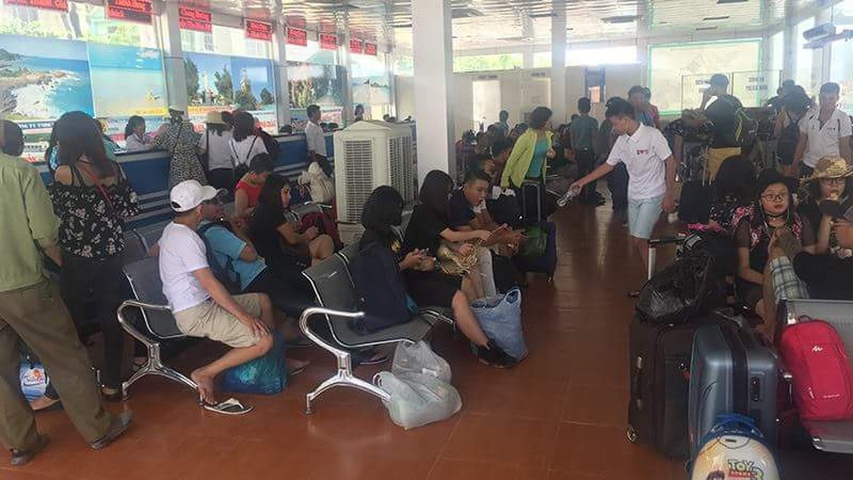 
Đến chiều cùng ngày (9/7), du khách bắt đầu được rời đảo do thời tiết tốt lên (ảnh CTV)
