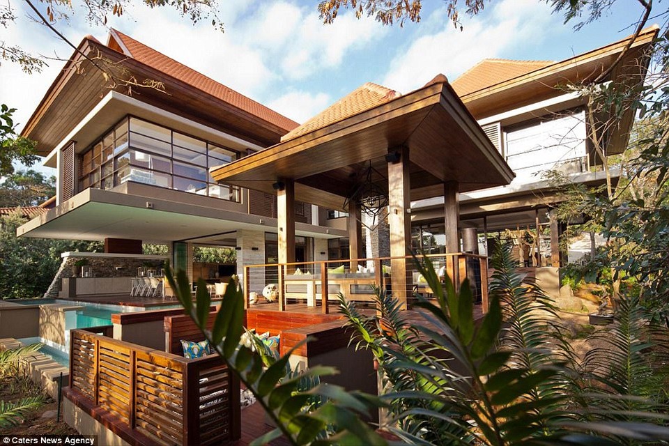 3. Biệt thự nằm ở thị trấn Ballito, Nam Phi có giá 28 triệu rand Nam Phi (tương đương 49 tỷ đồng). Biệt thự có 4 phòng ngủ, một rạp chiếu phim cỡ nhỏ, những hồ nước nhân tạo và một bể bơi lớn.