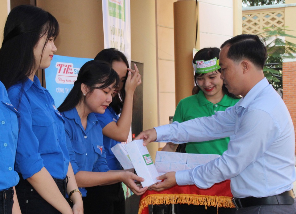 Trao 10 suất học bổng “Vì tương lai Việt Nam” cho học sinh có hoàn cảnh khó khăn - 3 Trao học bổng “Vì tương lai Việt Nam” cho học sinh có hoàn cảnh khăn.