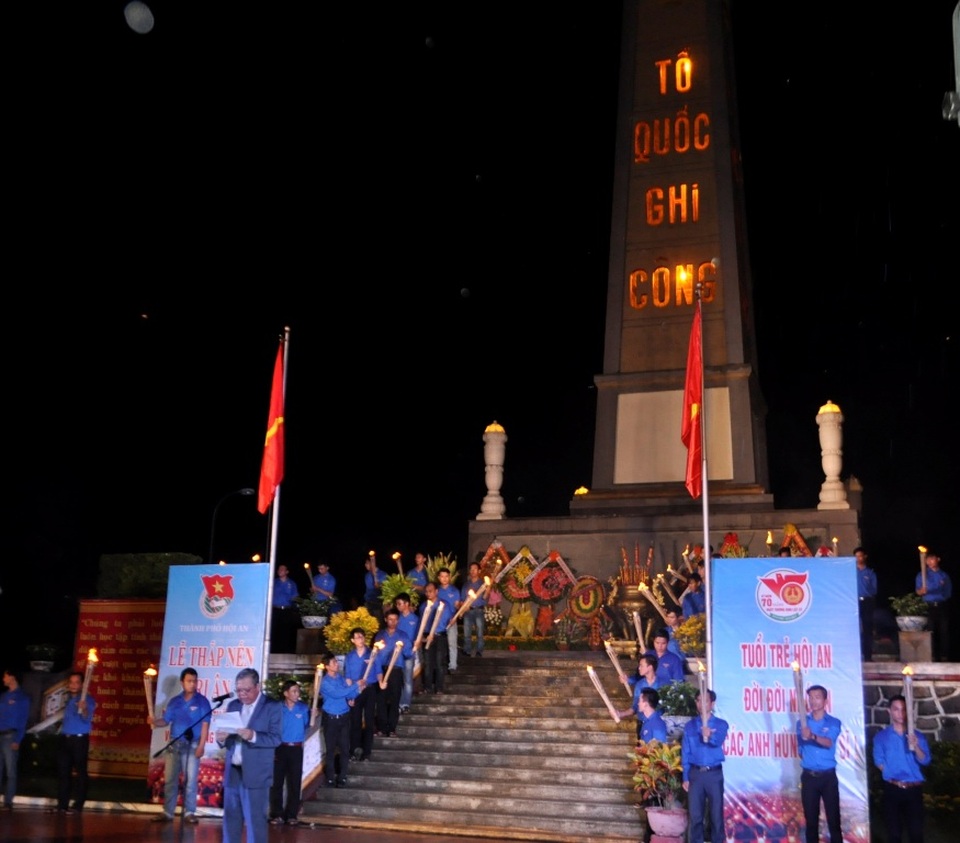 Gần 500 Đoàn viên thanh niên TP Hội An thắp nhang tri ân các anh hùng liệt sĩ