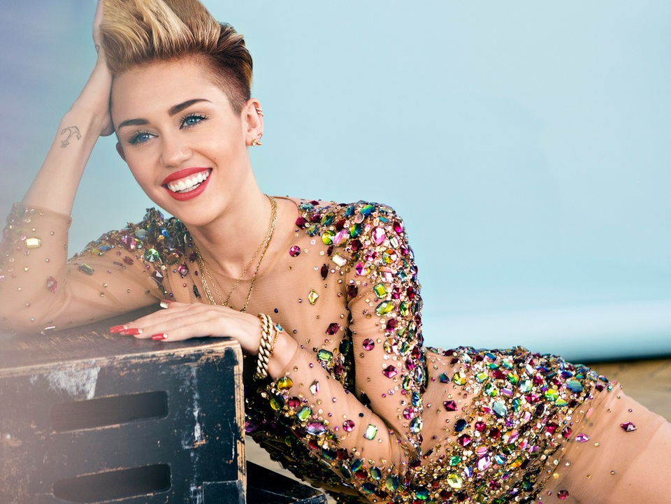 Chuyện gì xảy ra khi đêm nhạc đình đám bị hoãn vào phút cuối? - 1 Miley Cyrus