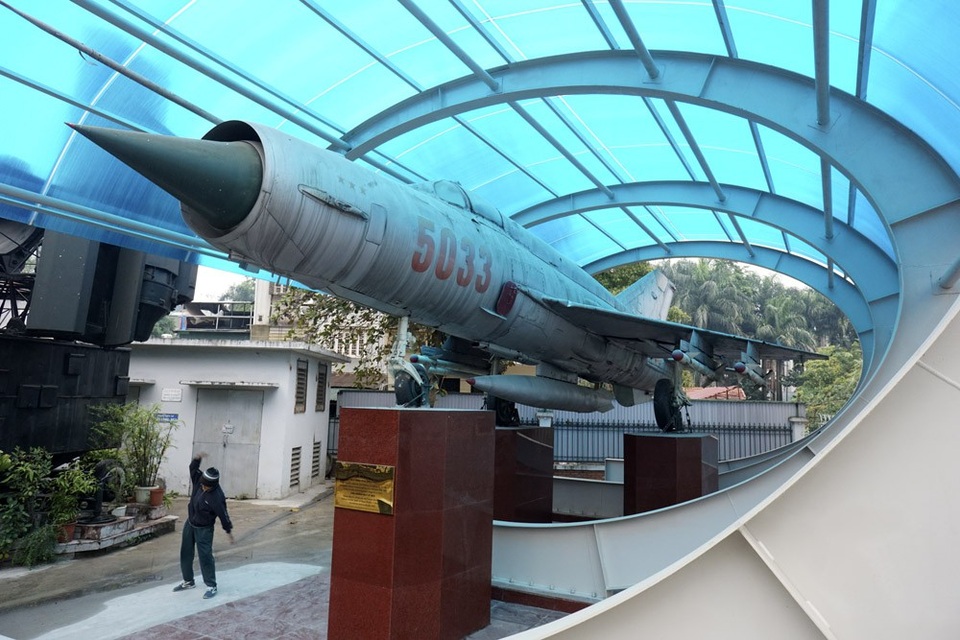 Những vũ khí đã bắn hạ B52 trong trận "Điện Biên Phủ trên không" - 2
Máy bay MIG21 số hiệu 5033 của Không quân Việt Nam sử dụng chiến đấu bảo vệ Hà Nội, bắn rơi 3 máy bay F4 của Mỹ năm 1971.