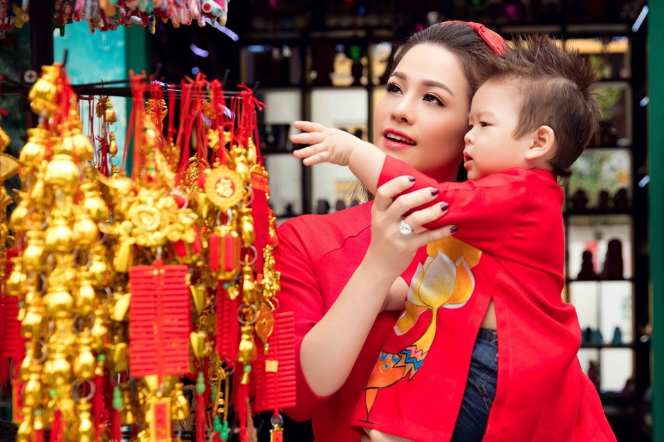 Nhật Kim Anh được “quý tử” hôn môi dưới phố xuân - 5 Nhật Kim Anh được “quý tử” hôn môi dưới phố xuân - 5